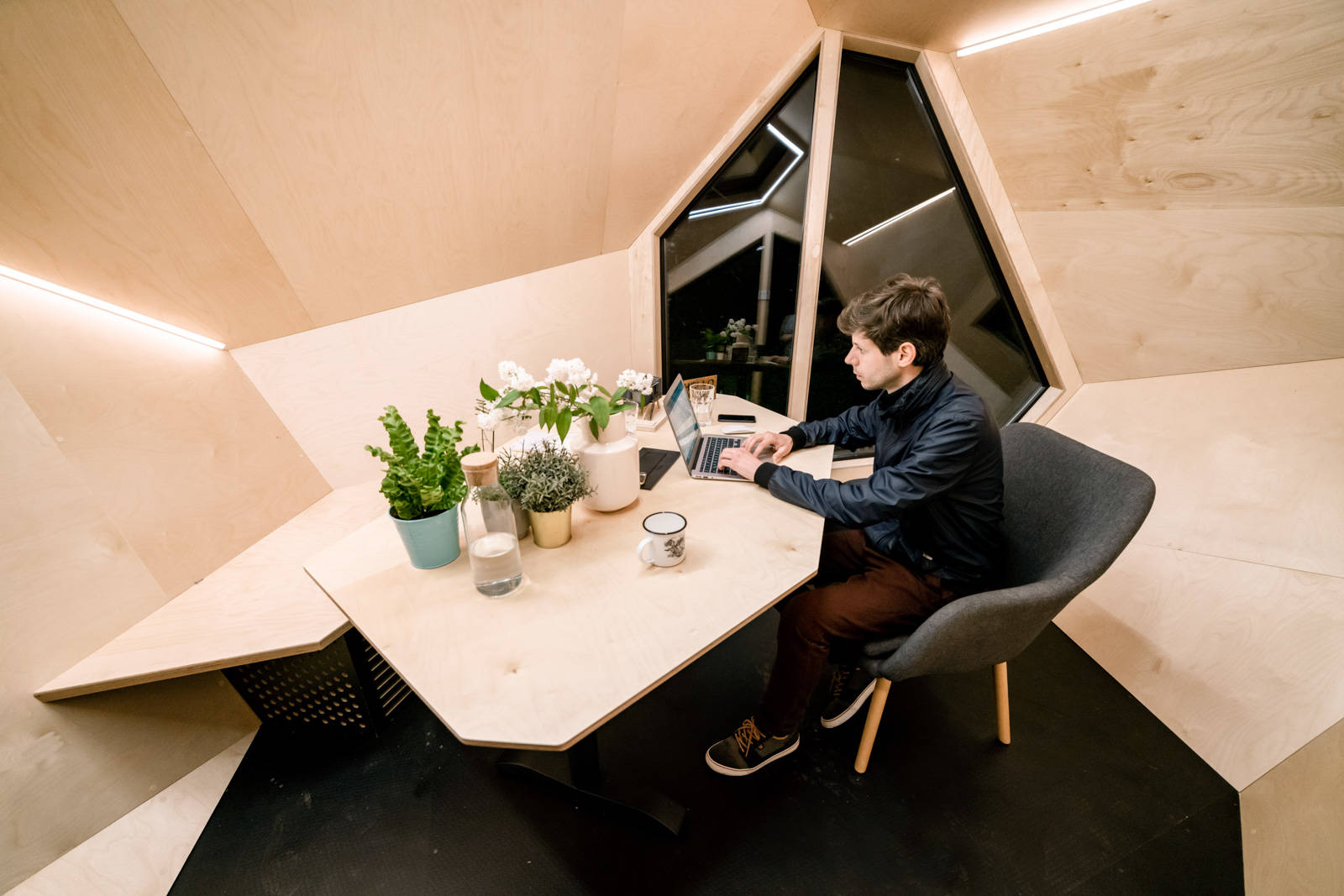 Hello Wood Workstation Cabin